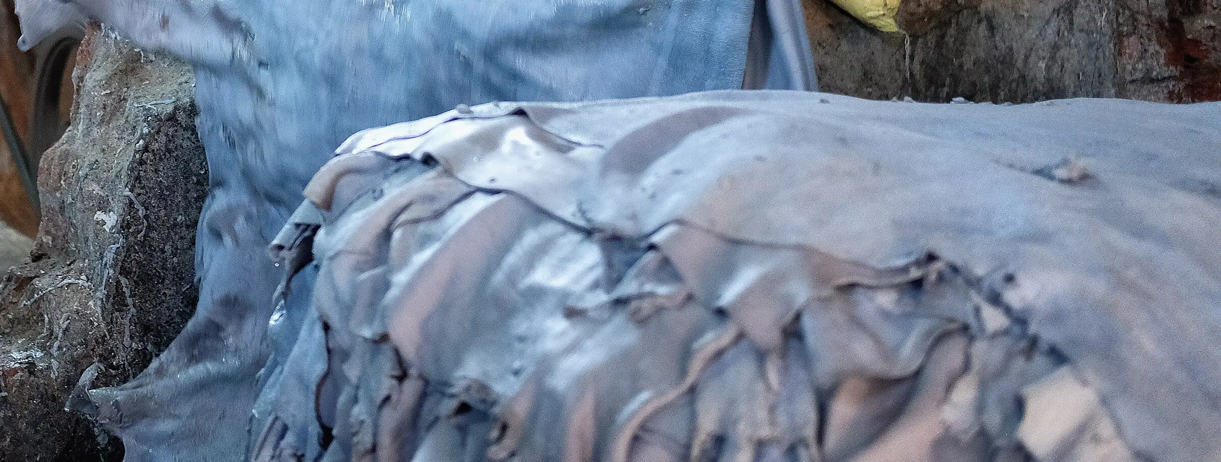 Grande plano de uma pilha de peles wet-blue de tom azul-acinzentado